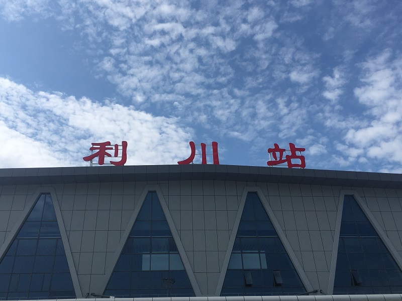 客運(yùn)車站進(jìn)、出站通道區(qū)有哪些靜態(tài)標(biāo)識(shí)？